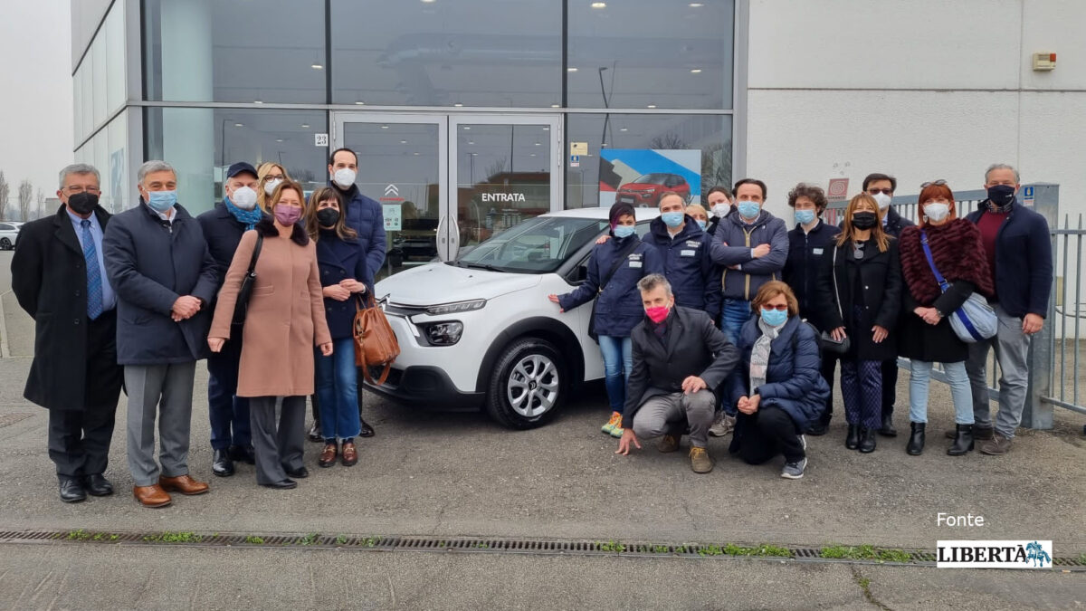Donazione di un'auto da parte di Ponginibbi e il Rotary Club
